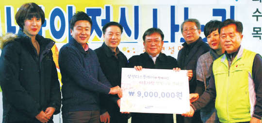 삼성디스플레이 임직원들이 3일 잔반 줄이기 캠페인을 진행해 마련한 900만원을 아산 무료급식소를 운영하는 나눔과기쁨에 전달했다.     삼성디스플레이 제공